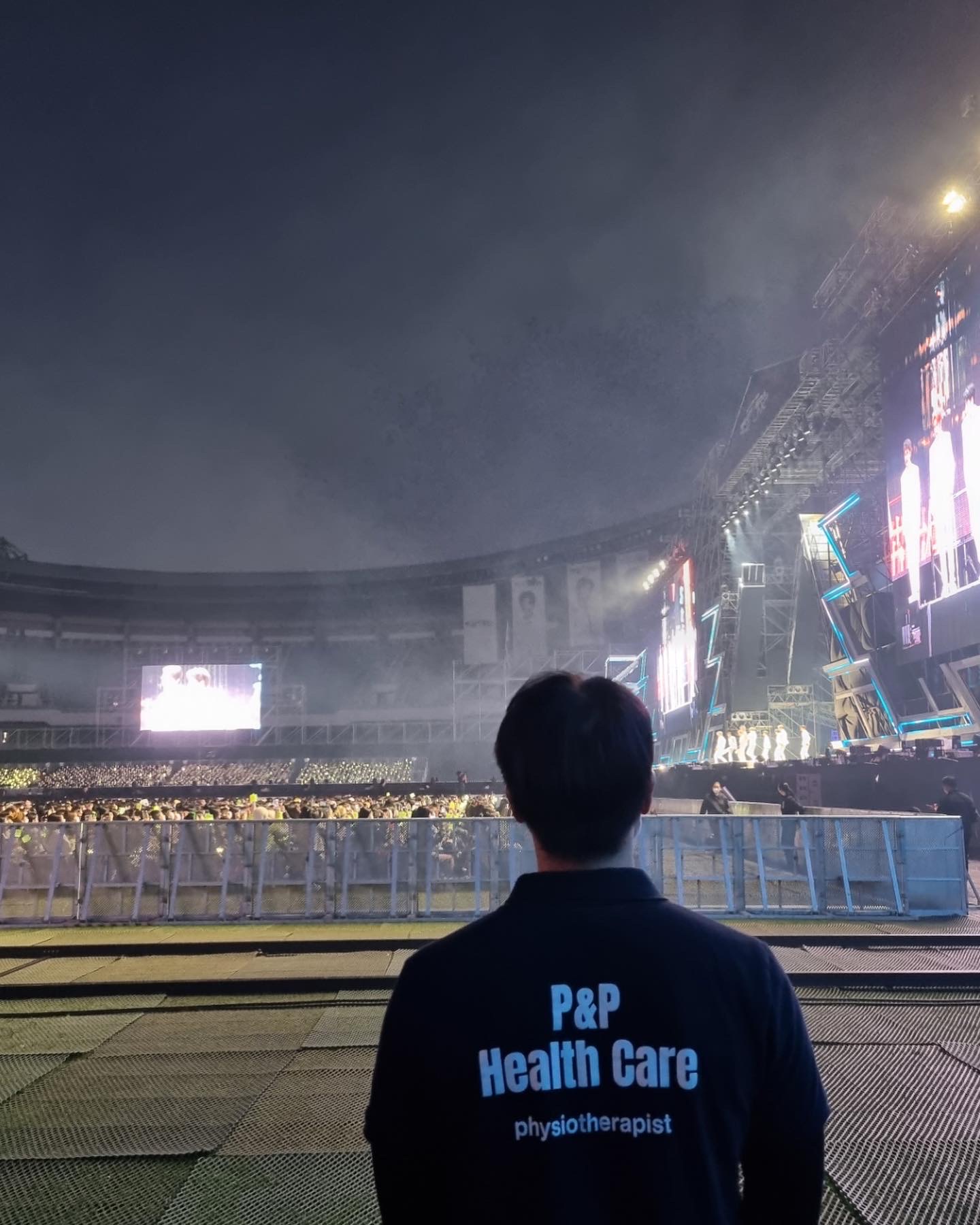 스타디움 콘서트 현장에서 아티스트 케어를 담당하는 피엔피 헬스케어 물리치료사